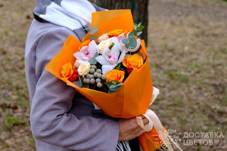 Букет из орхидеи и роз "Пекин"